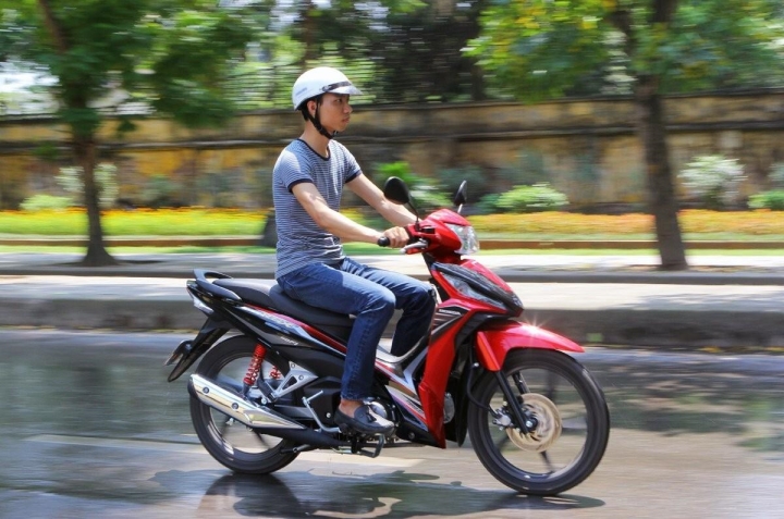 các tips tiết kiệm xăng cho công nhân đi làm chạy xe máy