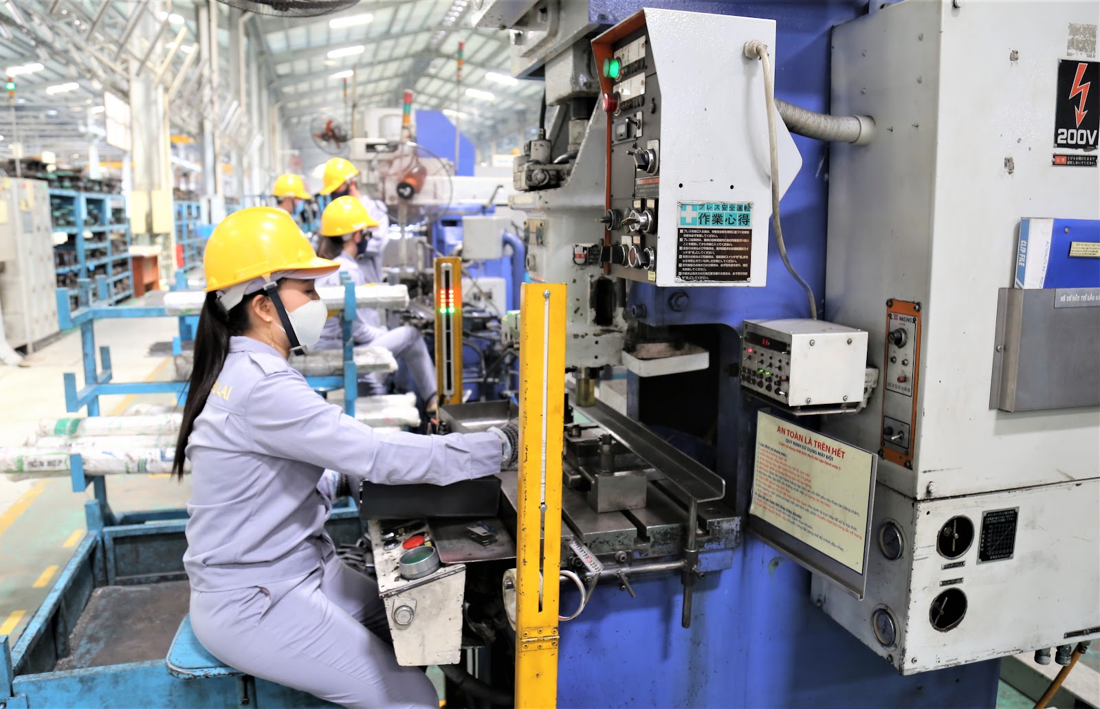 công nhân cắt - dập kim loại là gì
