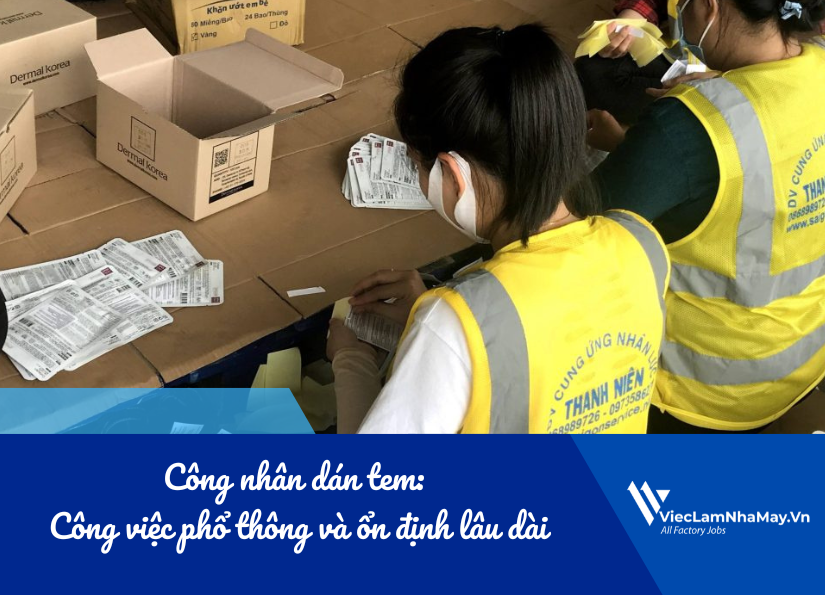 công nhân dán tem trong nhà máy