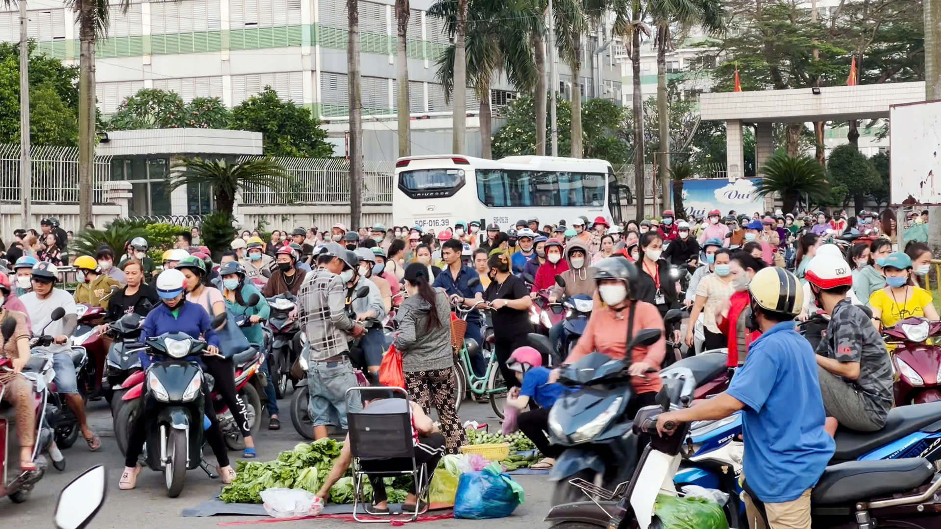 bấp bênh được - mất giữa làm công nhân ở quê và thành phố