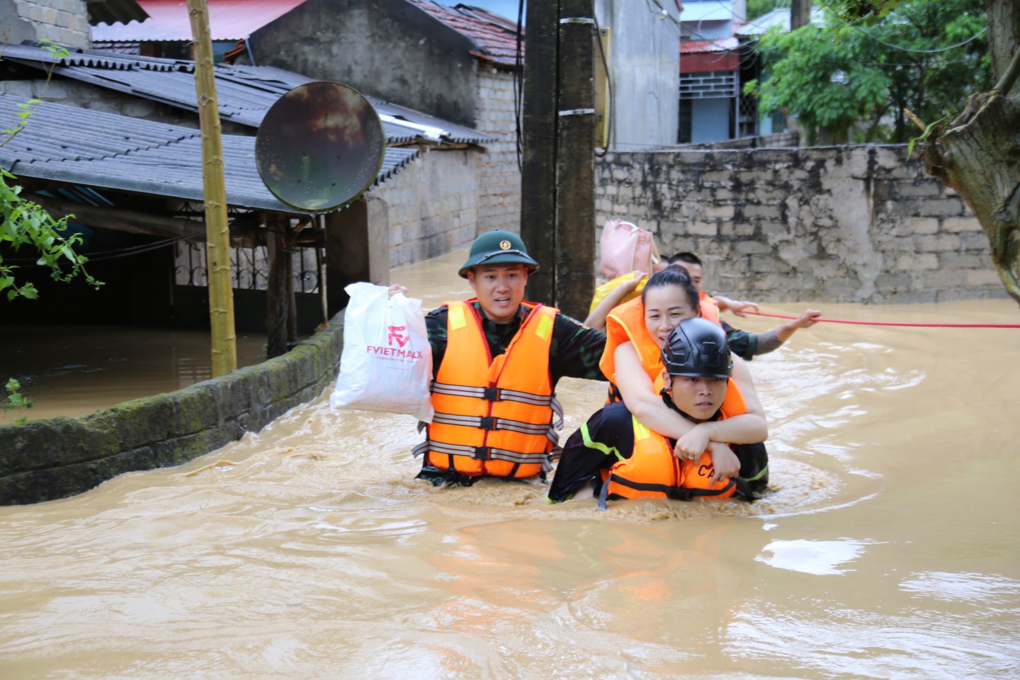 mưa bão không chỉ là thử thách, mà còn là dịp để cùng nhau sẻ chia