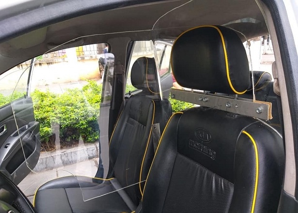 nên hay không việc lắp khoang chắn bảo vệ tài xế taxi