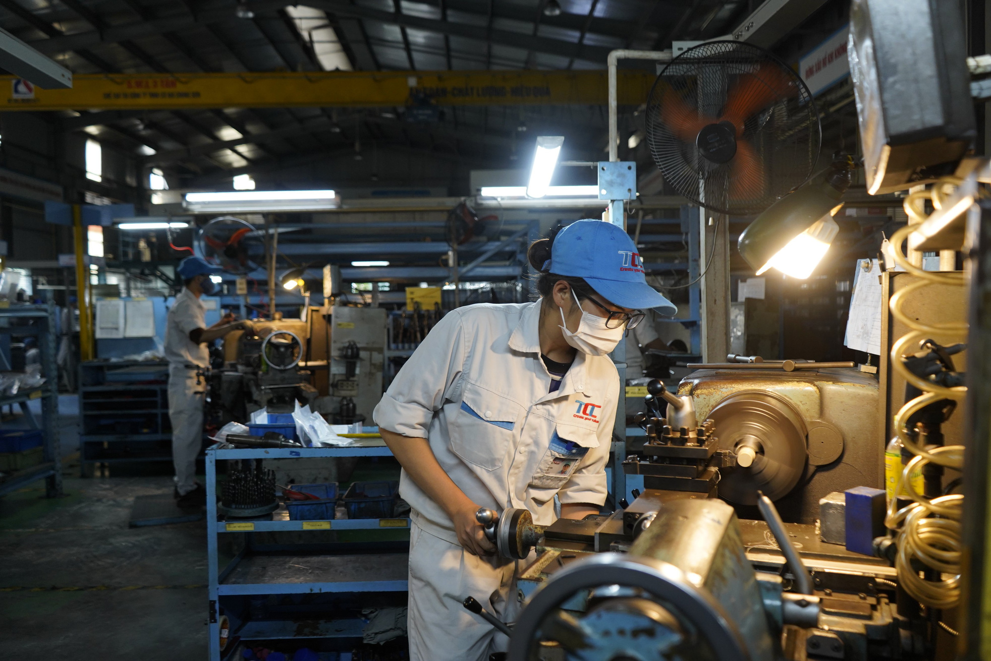 nguyên tắc "trước - sau" giúp lao động nhà máy được giữ lại và tăng lương