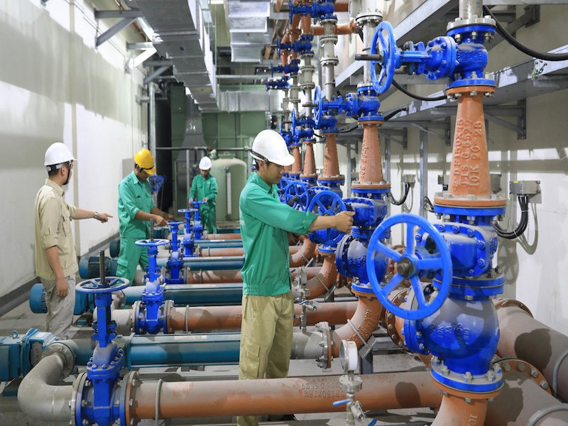 nhân viên xử lý nước thải