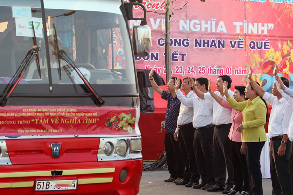 “Giam lương” công nhân về quê ăn Tết, doanh nghiệp có phạm luật?