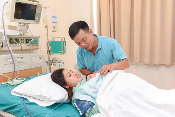 Cách tính chế độ thai sản cho nam khi vợ sinh con