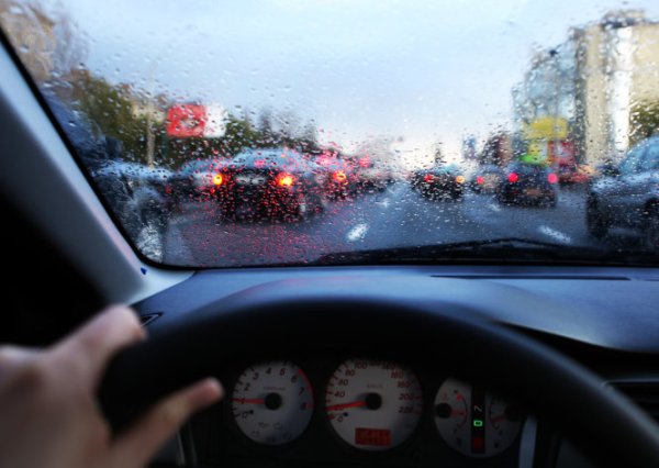 8 mẹo hay giúp lái xe xử lý nhanh tình trạng kính mờ khi trời mưa