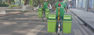 Hà Nội - công dân đi thu rác bằng xe đạp khiến người dân ngỡ ngàng
