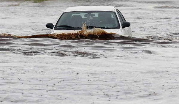 Trời mưa lớn bạn cần lái xe thế nào cho an toàn