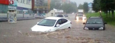 Lái xe trời mưa ngập - làm sao để tránh 