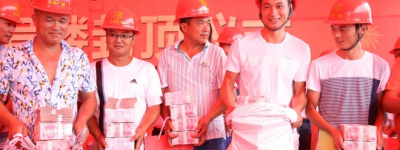 Công nhân Trung Quốc dùng bao tải đi lĩnh tiền lương
