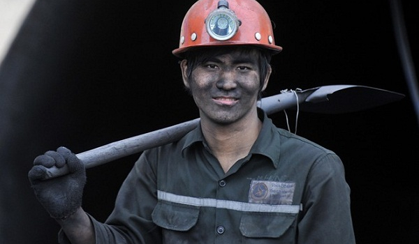 Chùm ảnh: Mưu sinh vất vả của công nhân ngành than