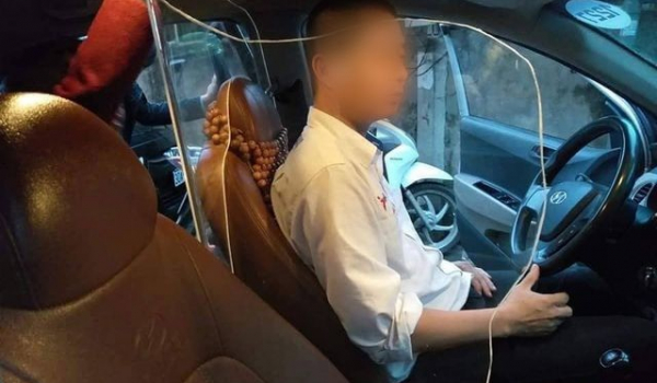 Nên hay không việc lắp khoang chắn bảo vệ tài xế taxi?