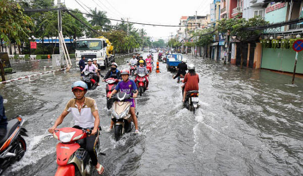 9 Lưu ý vàng giúp công nhân chạy xe máy qua đường ngập nước an toàn